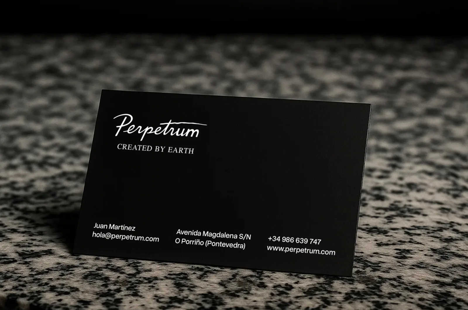 Tarjeta de visita Perpetrum sobre piedra oscura
