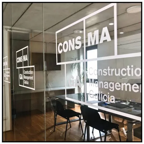 Identidad de Consmaga aplicada en sus oficinas