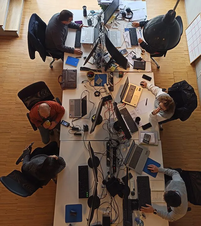 Equipo de Consmaga reunido en una mesa de trabajo