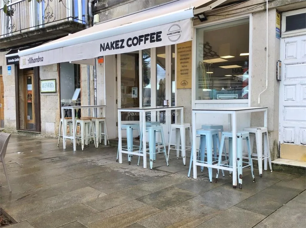 Fachada de la cafetería Nakez Coffee en Vigo