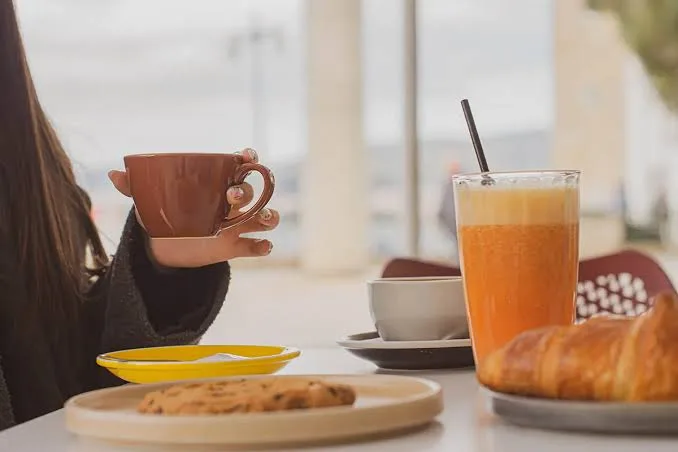 Desayuno con café, zumo y bollería en Nakez Coffee