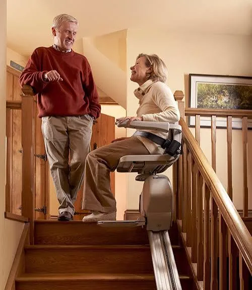 Persona mayor utilizando una silla salvaescaleras Nexoted