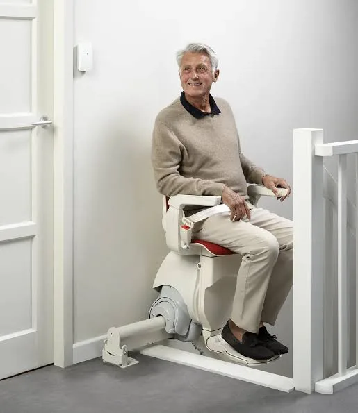 Usuario sentado en una silla salvaescaleras Nexoted