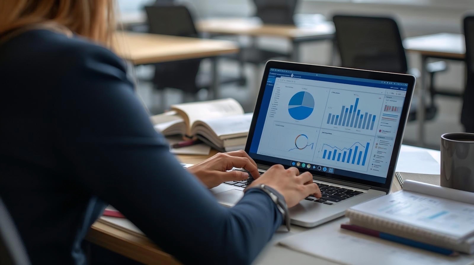 Panel de métricas en un portátil para medir posicionamiento SEO y GEO