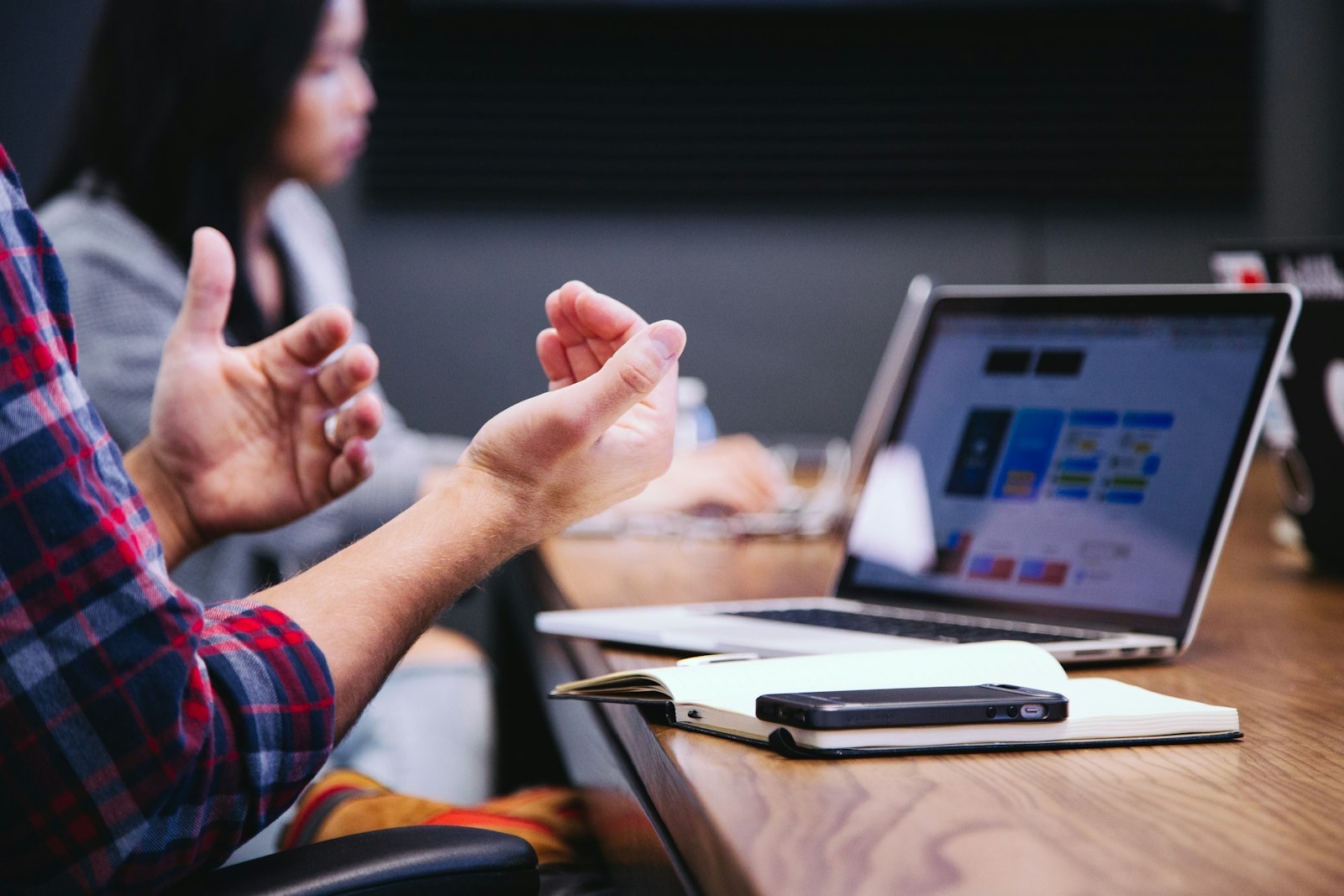 Sesión de coordinación de marketing externo con portátil y documentación
